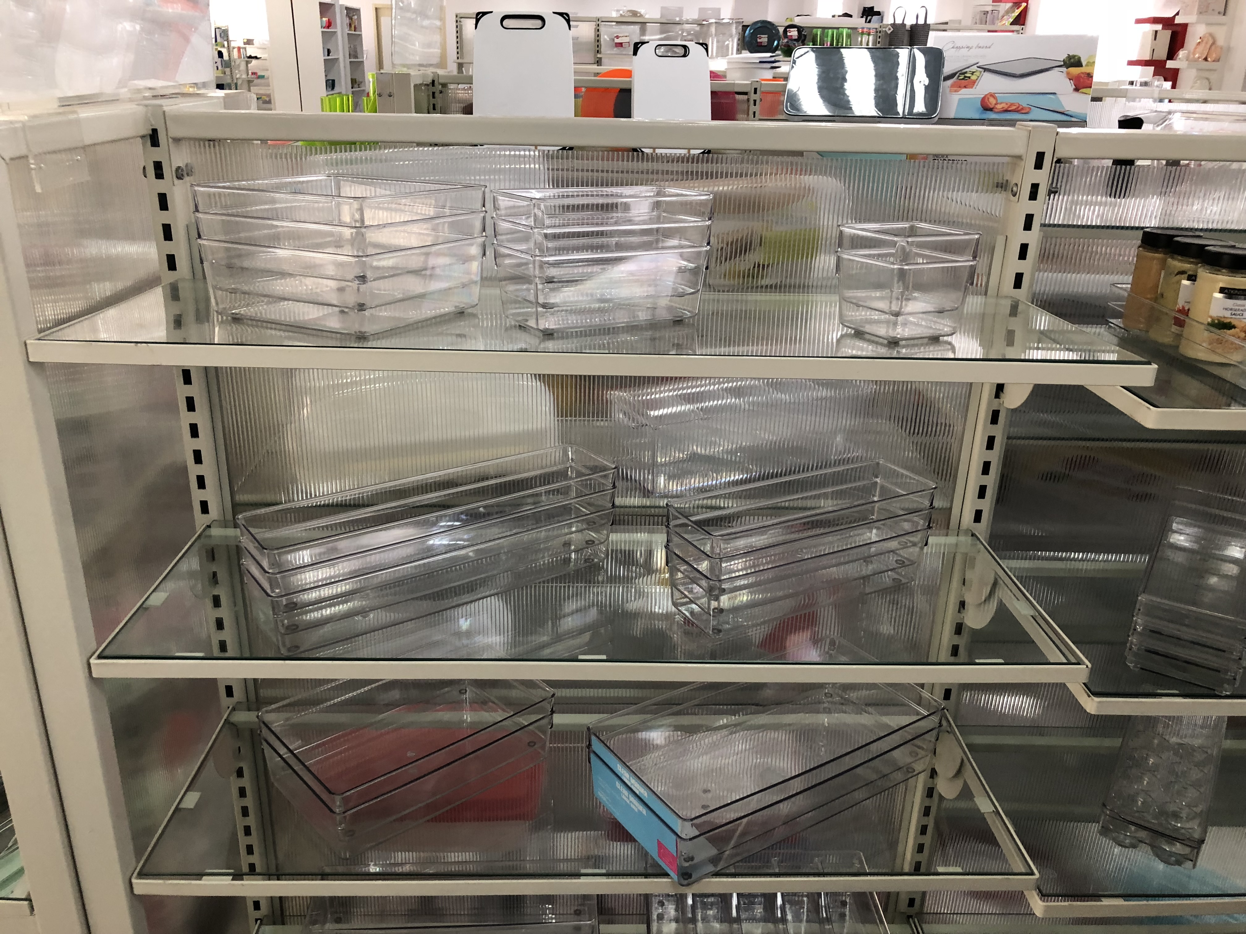 Transparente Aufbewahrungsboxen im Regal — Verpackungen unterliegen seit August 2026 der neuen EU-Verpackungsverordnung