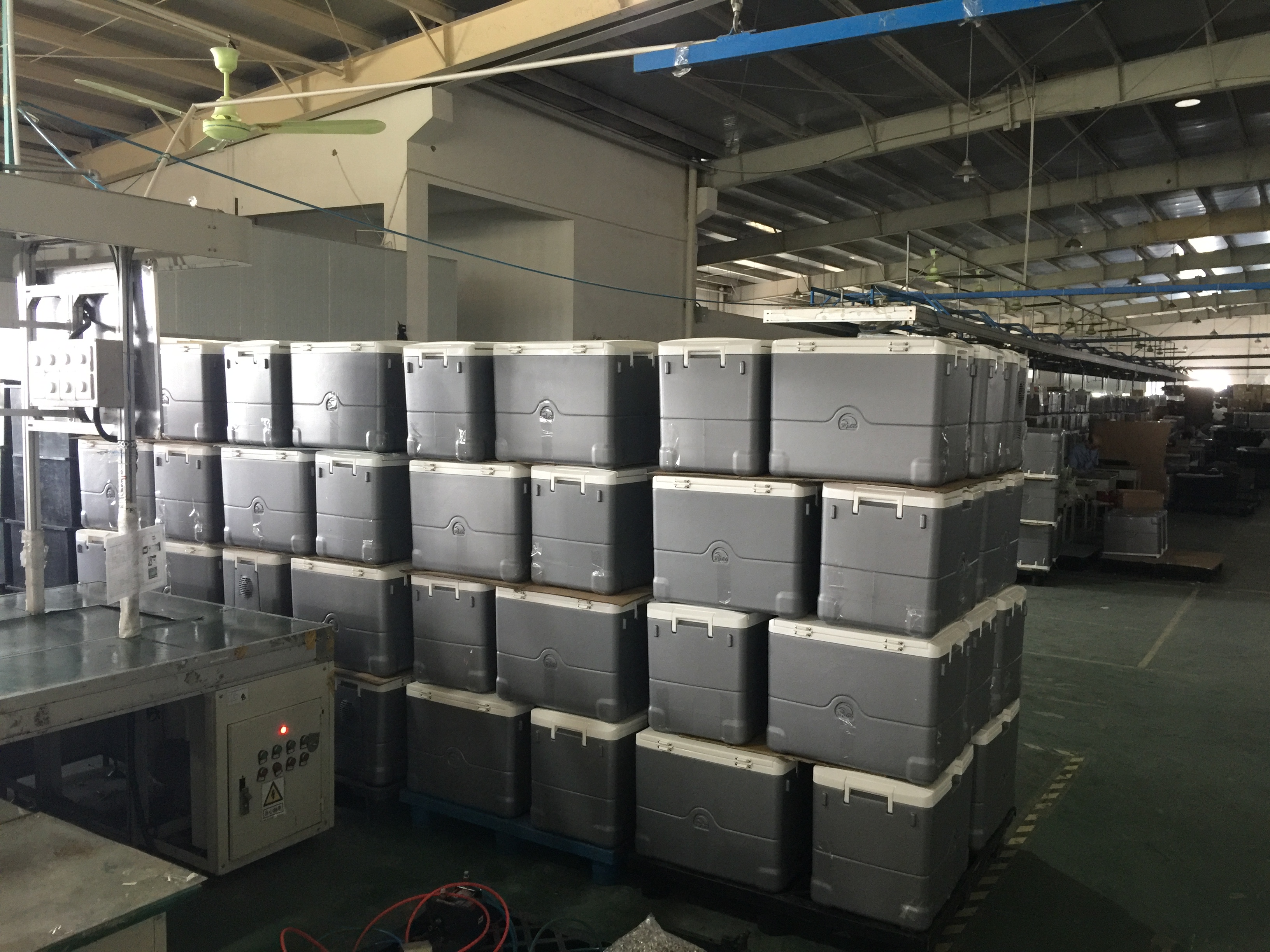 Gestapelte, versandfertig verpackte Ware auf Paletten im Werk — Verpackungsvolumen und Frachtgewicht bestimmen die Landekosten beim Import aus China