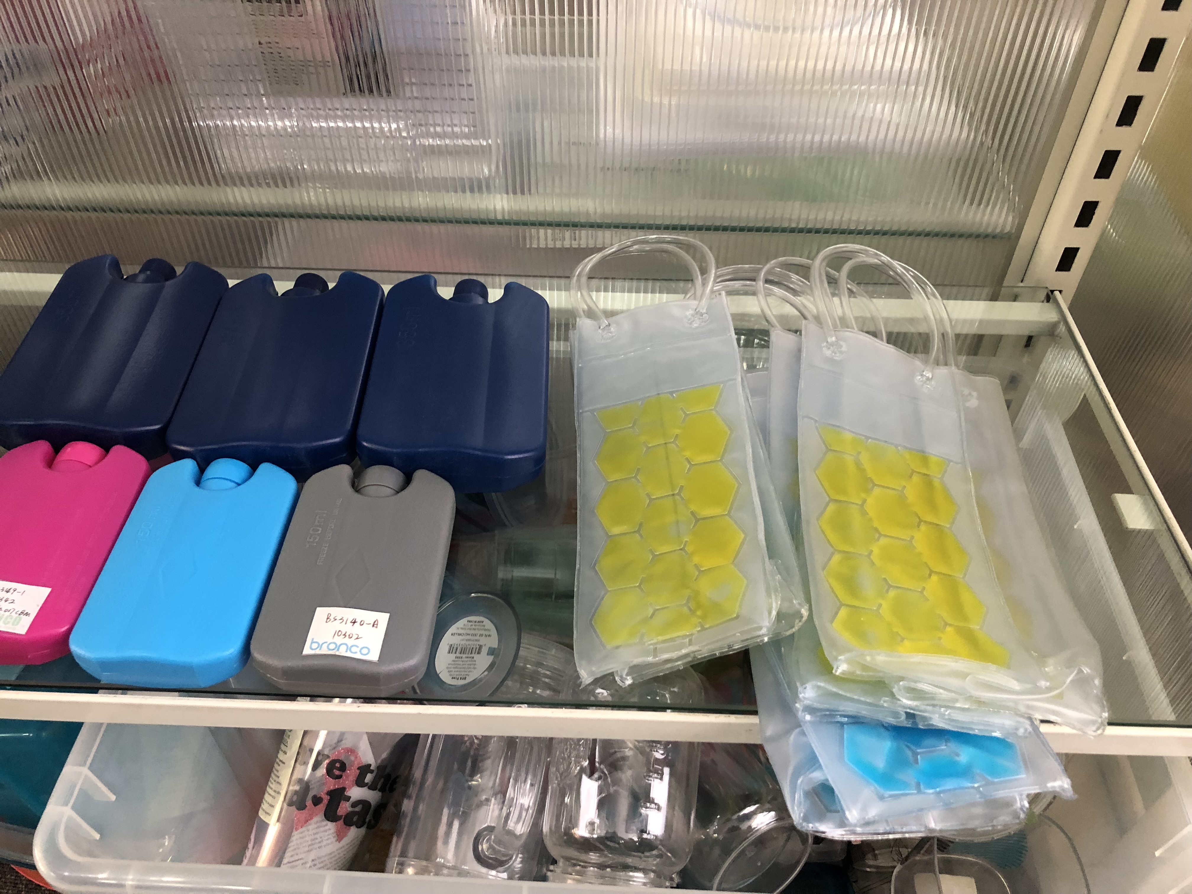 Kühlakkus aus Kunststoff in verschiedenen Formen — Kunststoffverpackungen brauchen Materialnachweise