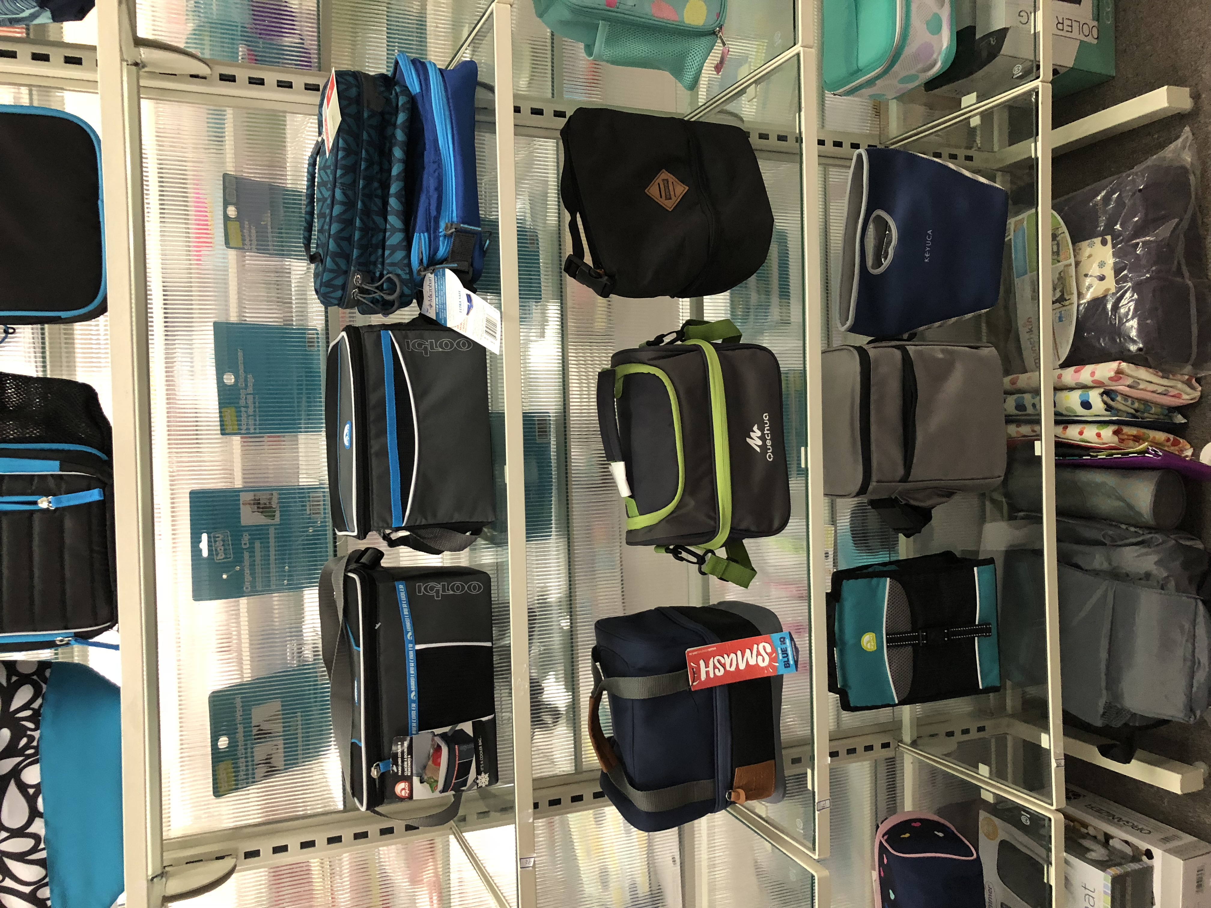 Kühltaschen im Regal sortiert — Verpackung mit eigenem Design schützt und präsentiert Produkte im Handel