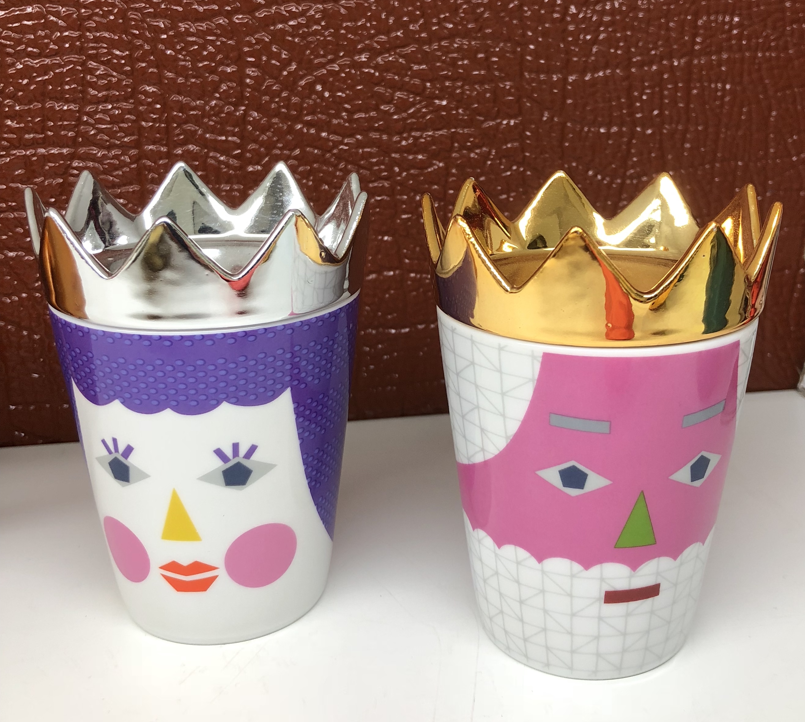 Veredelte Keramikbecher mit Goldrand – Produkt und Verpackung als gemeinsames Sourcing-Projekt