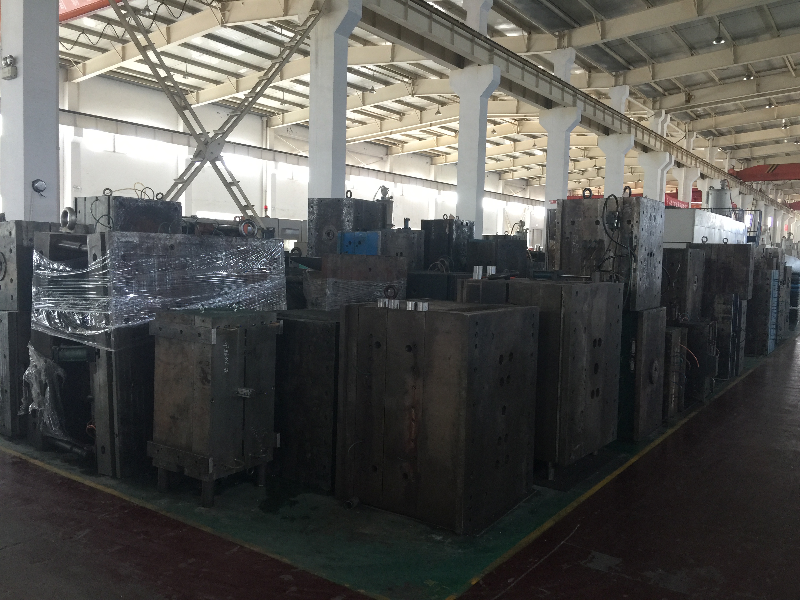 Produktionshalle mit Maschinen bei einem Lieferanten-Audit in China