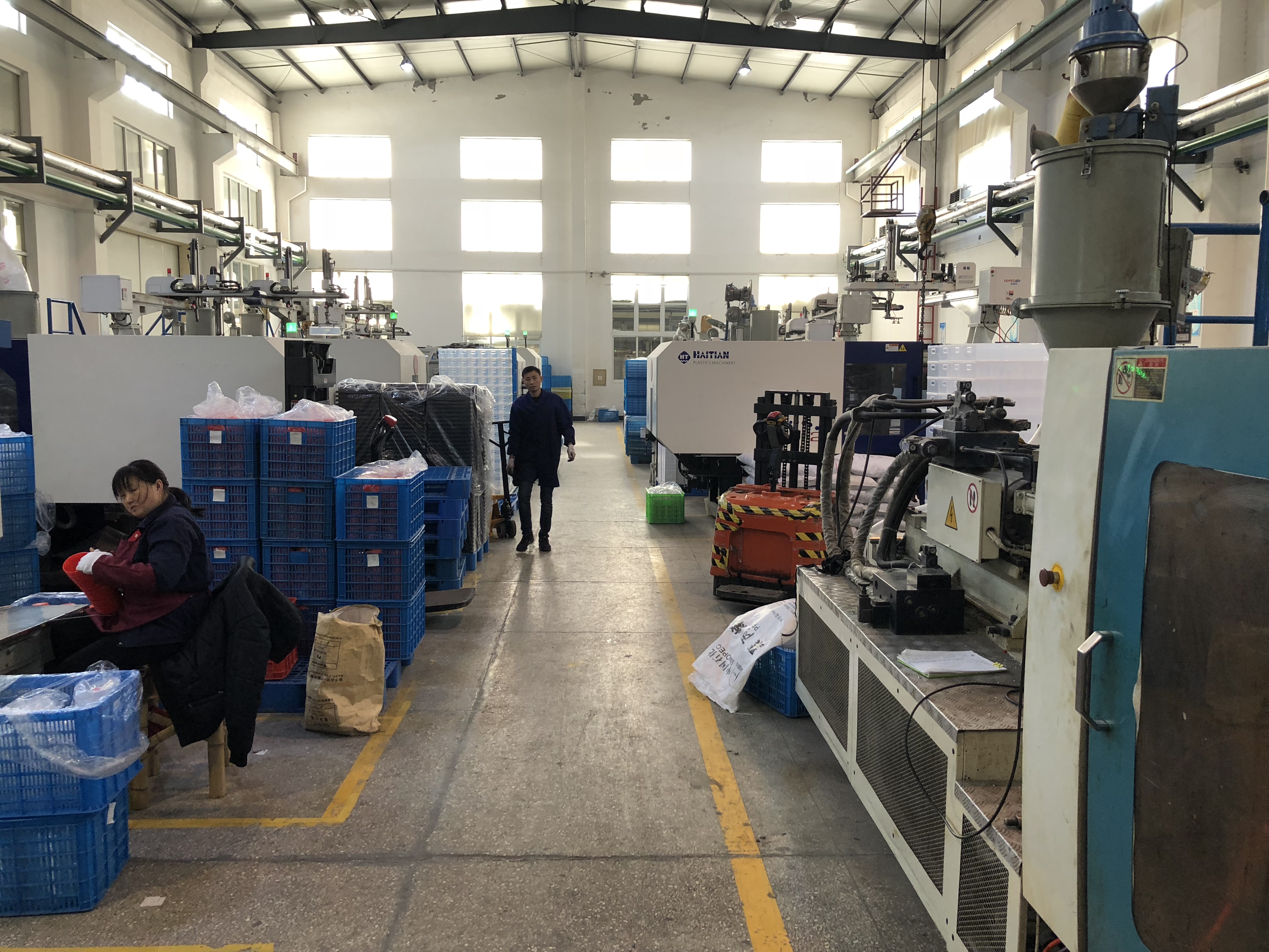 Produktionshalle einer Spritzguss-Fabrik – Lieferantenprüfung vor Ort in China