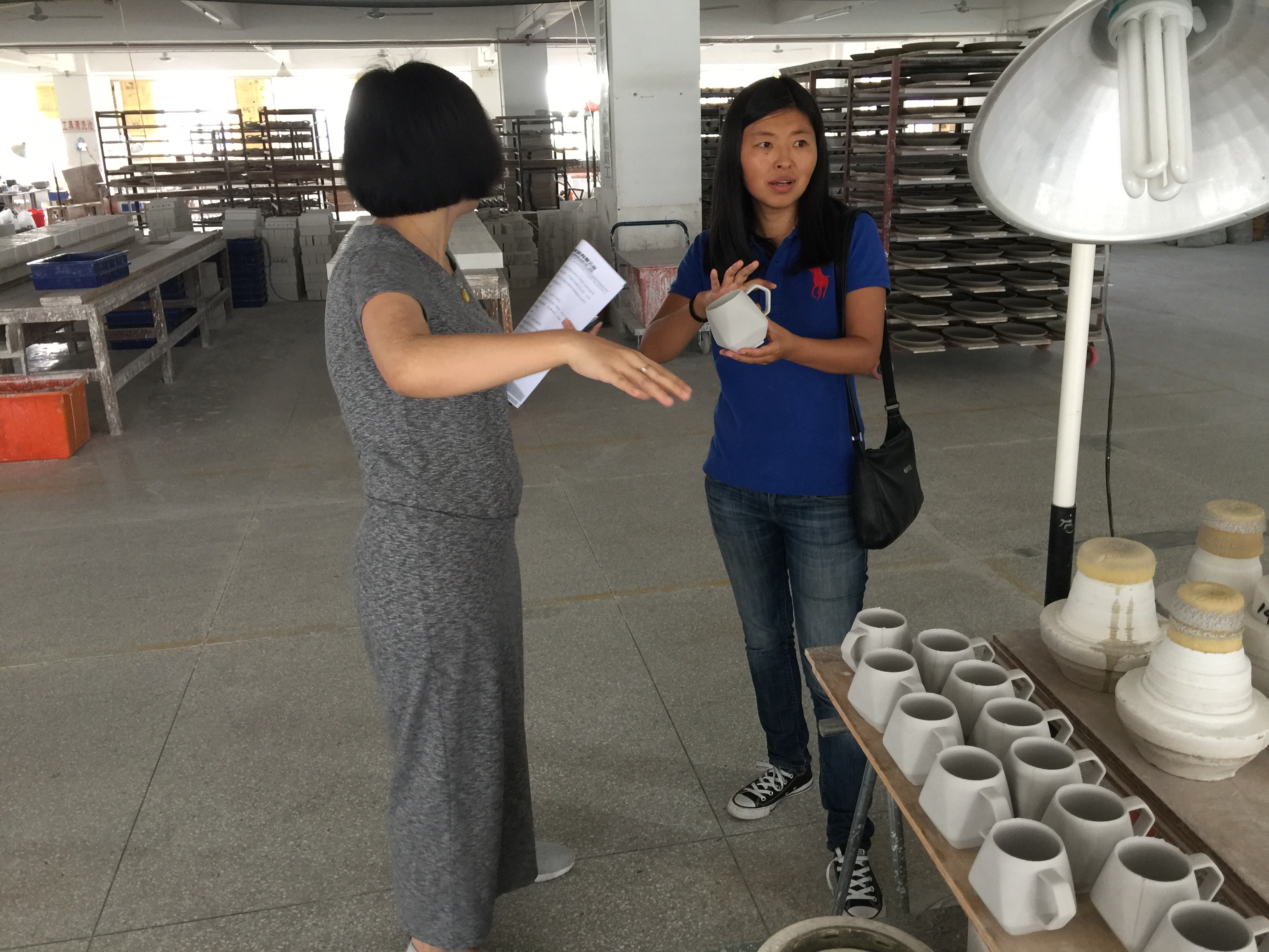 Qualitätskontrolle einer Keramikglasur in einer Produktionshalle in China