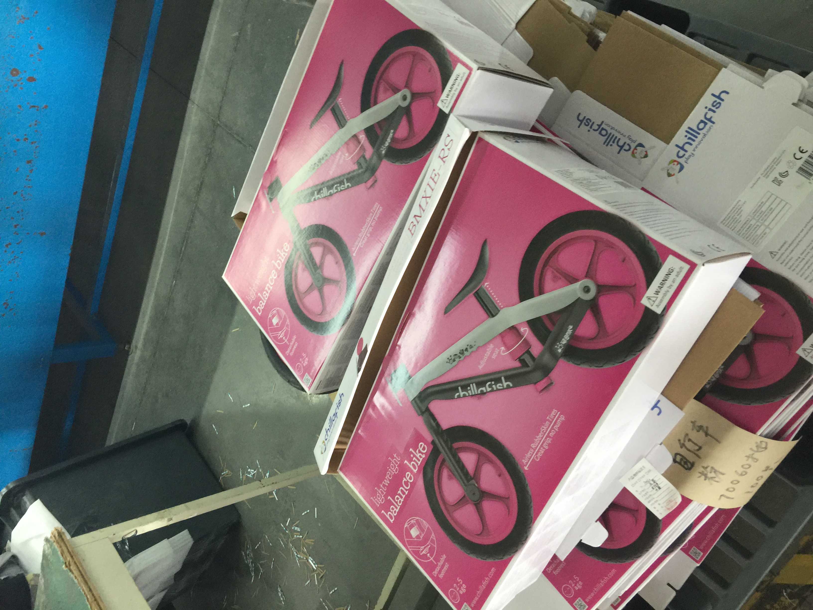 Verpackte Laufräder in Kartons, bereit für den Versand aus der Produktion